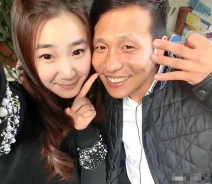 2007年，宋小宝和妻子霍晓红离婚后，就娶了肤白貌美的王雪，赵本山知道后，狠狠的