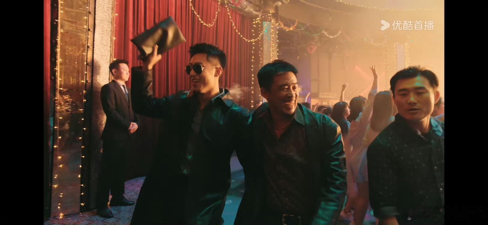 开头东北的士高咋不带郑北玩，郑北才是正宗90年代舞厅里登场。 