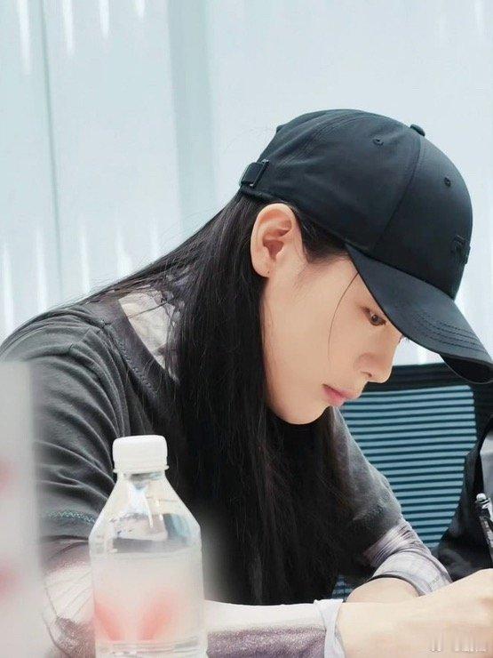陈丽君祝姑娘明天见这衣服6月就穿过了，看来老早就单人过会，深度参与了，期待明天角