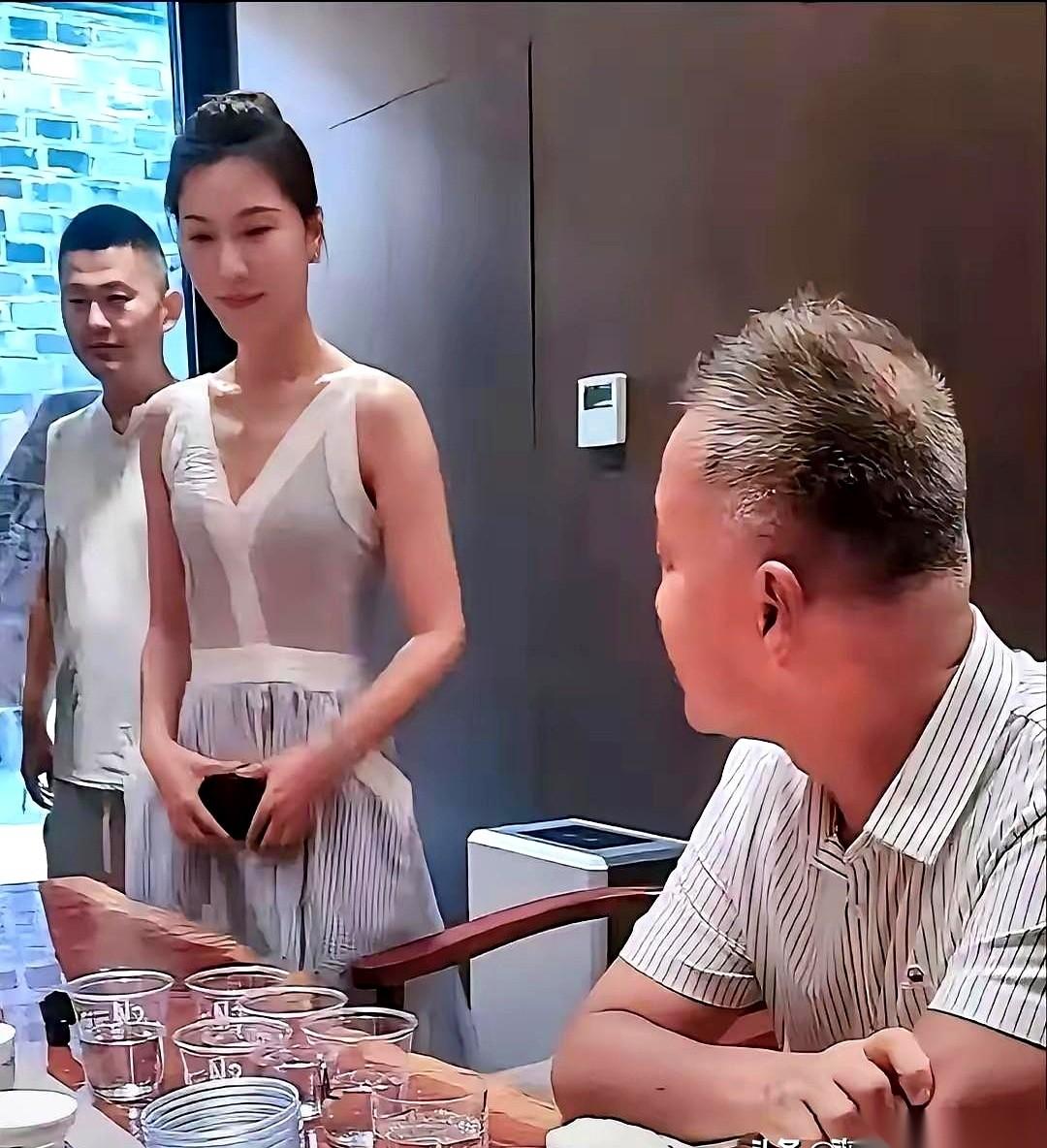 都说沈巍怕女人，见着就躲。
可一张照片，把这话堵死了。
年轻姑娘就站他跟前，周围