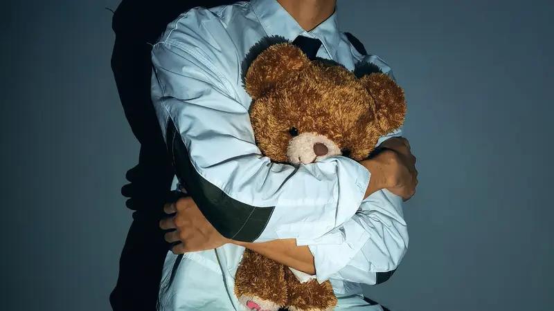 长期缺爱的女人，某些欲望会特别强烈。从心理层面看，缺爱易形成“不安全型依恋”。焦