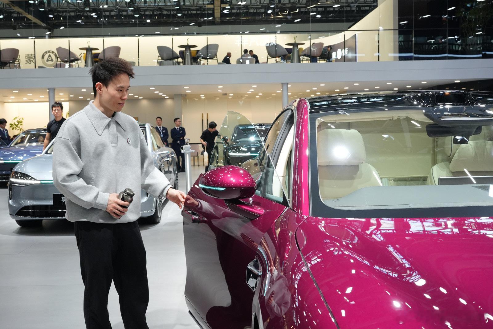 没想到奥运冠军谢思埸在广州车展上是以“鸡排哥”的形象出现的。更让人印象深刻的是他