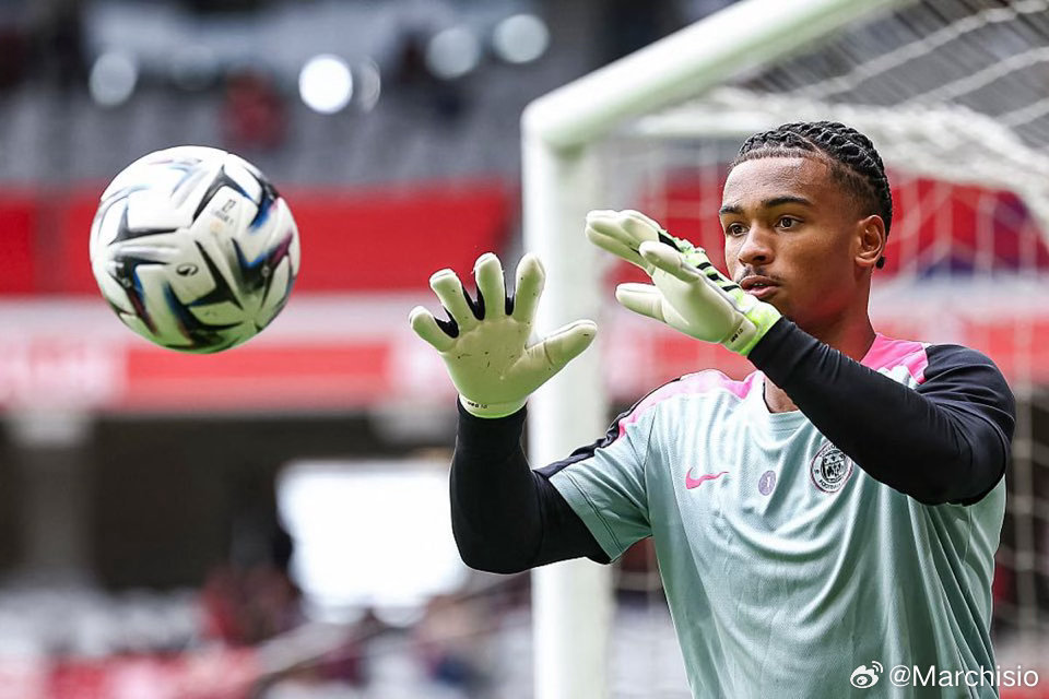 都灵体育报：雷斯特（法语s结尾不发音）被认为是门将位置上的天才球员，这位21岁的