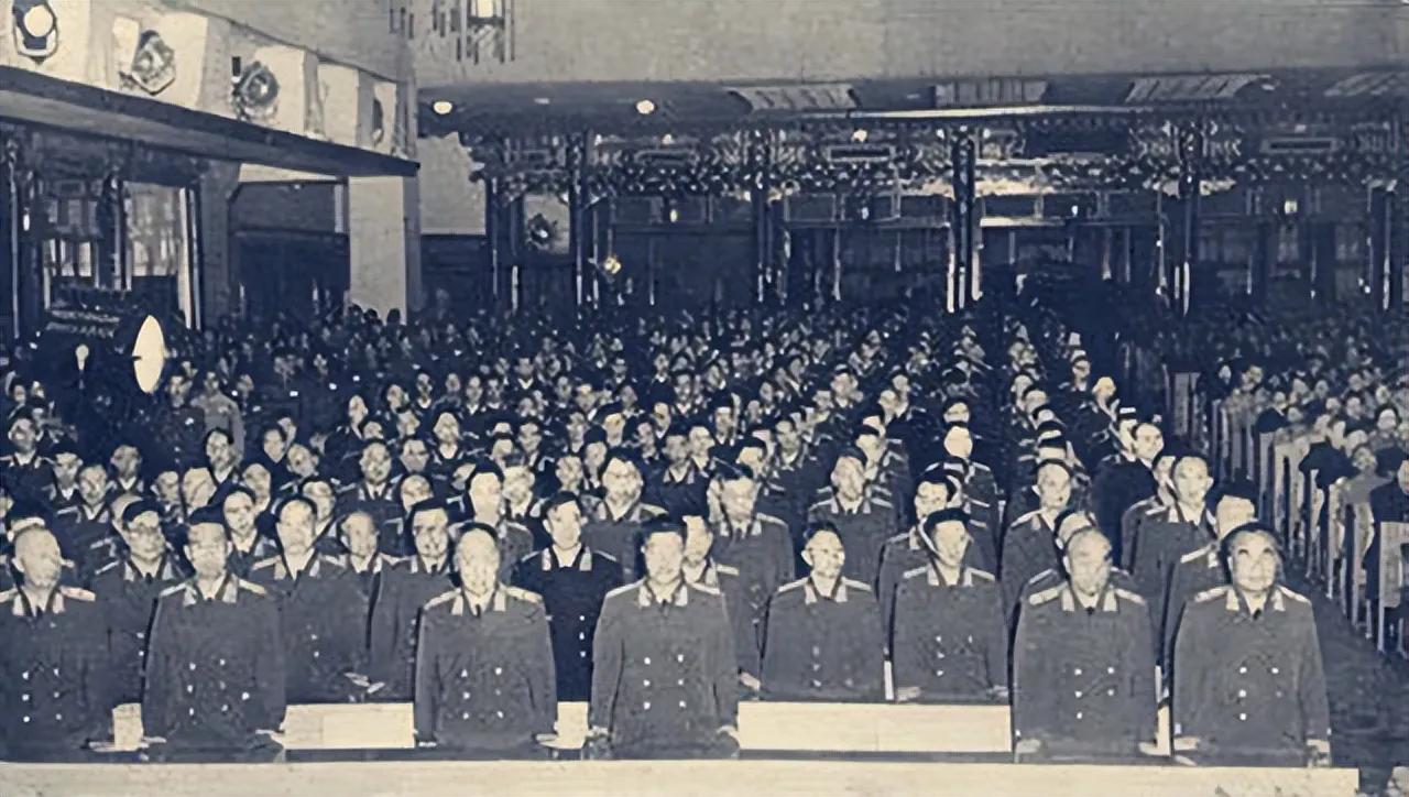 55年大授衔时，全军共有多少军官被授予了军衔呢？
众所周知，大家都知道有十大元帅
