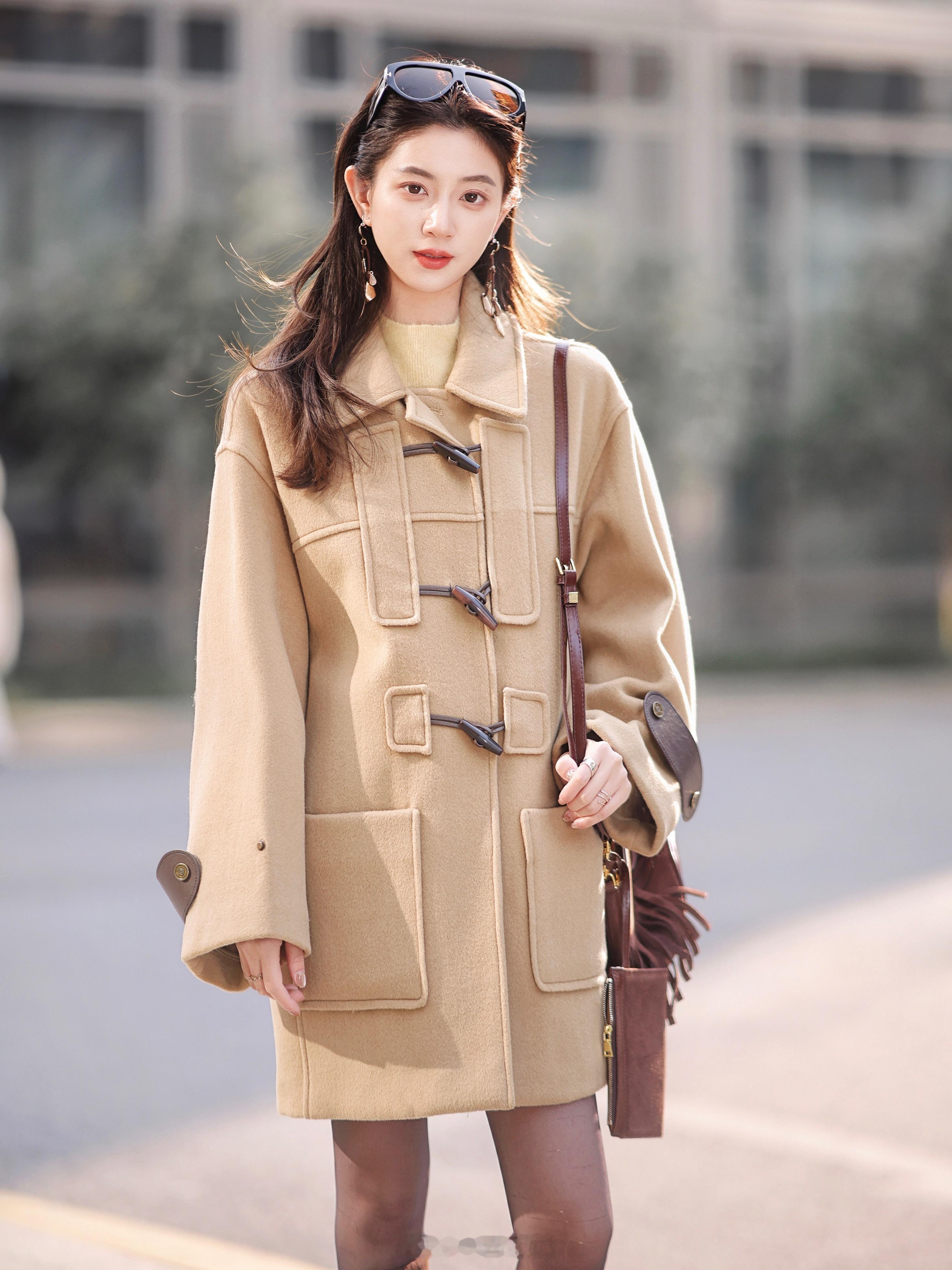 谁能在冬天拒绝一件驼色大衣啊～100羊毛 双层巨暖和！蛮经典牛角扣+撞色扣袢 复