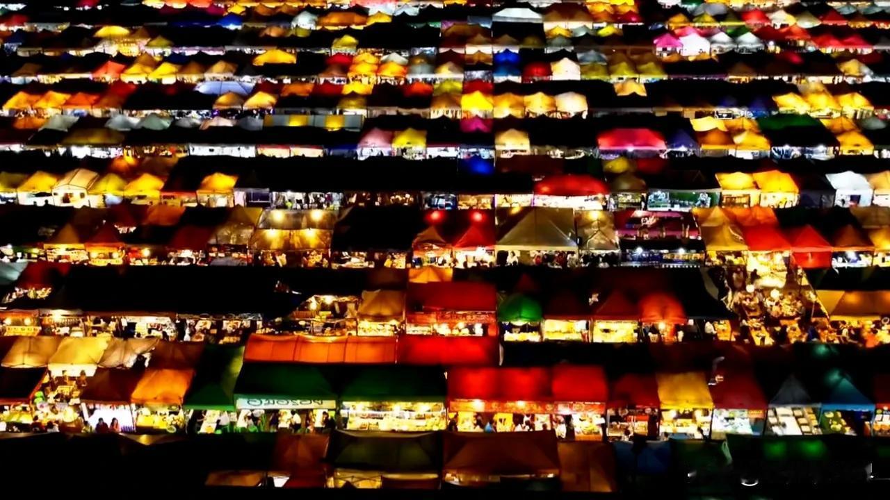 在哥打京那巴鲁这座充满异域风情的城市里，夜幕低垂之时，有一处地方悄然绽放着它独有