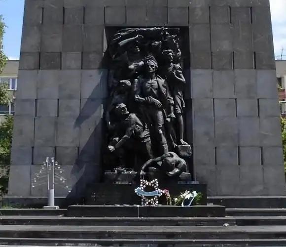 就在9月5日，俄罗斯在哈巴罗夫斯克边疆区，立了一座15米高的青铜雕塑：苏军士兵抡