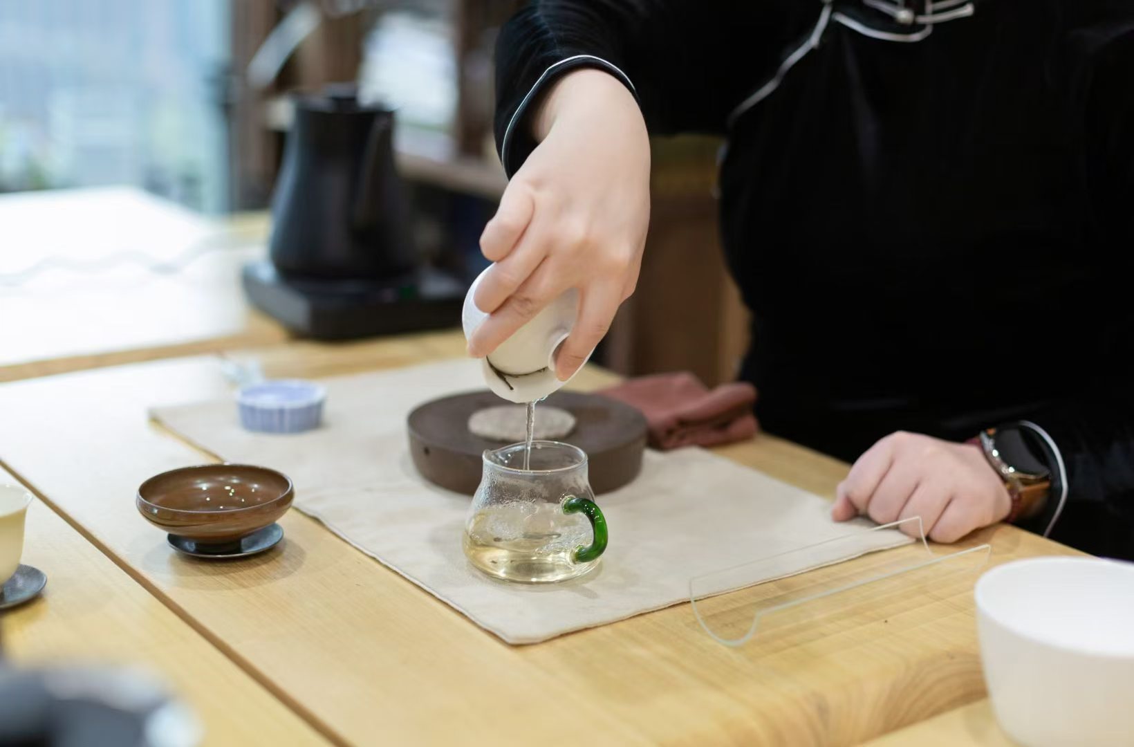 品茶赏器交友  品茶品的不仅是滋味，更是一份淡然心境。观茶汤澄澈，闻茶香清雅，入