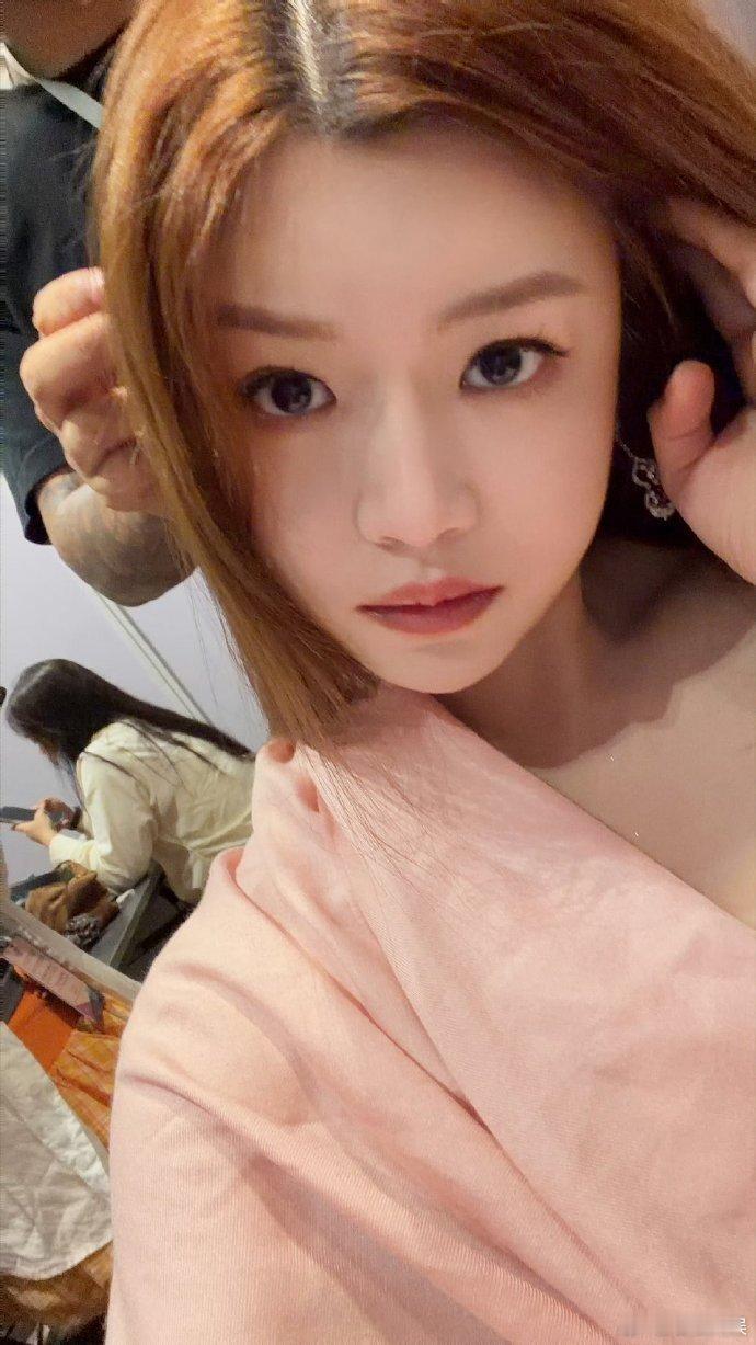 刘雨昕被陈妍希美到我家那闺女综艺名场面来袭，陈妍希化身化妆师，刘雨昕睁眼便被颜值