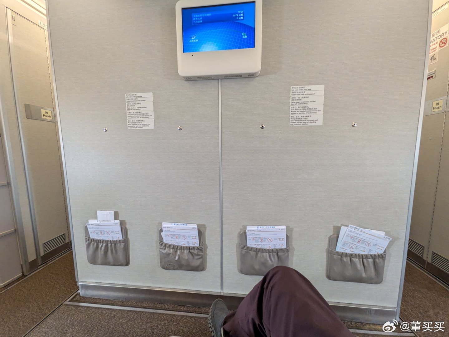 三代ES8上市之前，喷前机盖缝难看，喷没有电动踏板，喷没有后轮转向。然后，卖成了