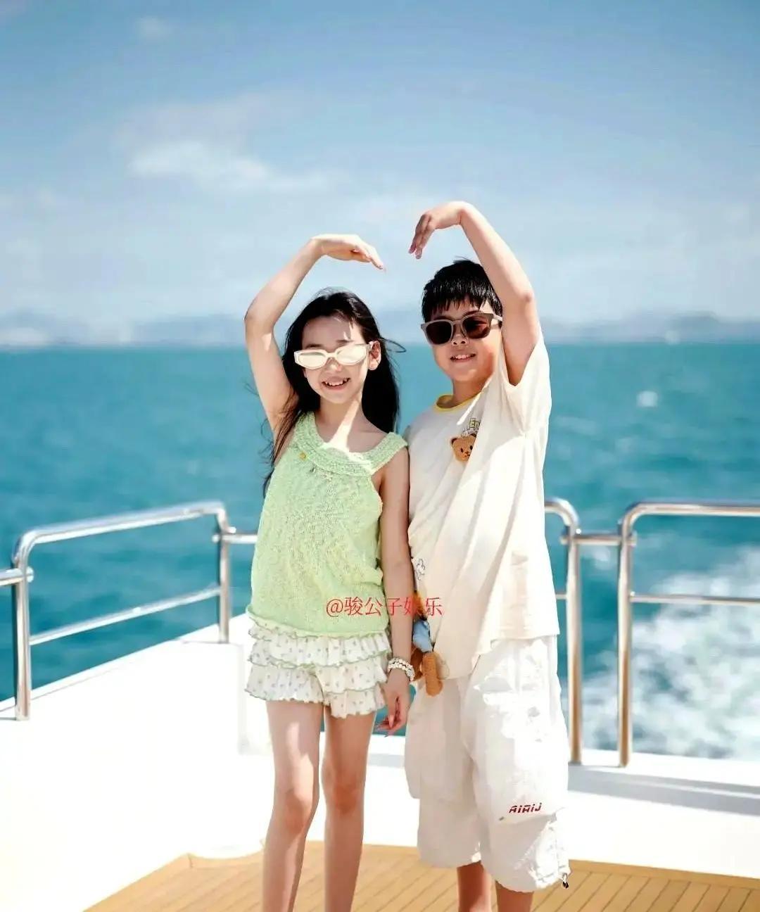 佟丽娅和董璇带着俩娃在三亚被网友偶遇。

照片里四个人在泳池边玩水，小酒窝和朵朵