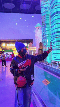 刷到张柏芝被偶遇的视频，她笑得特别灿烂，整个人散发着轻松愉悦的气息~ 