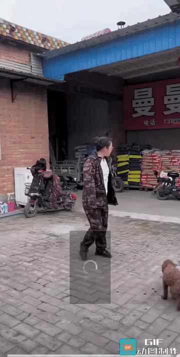 妈妈气得拿起了拖把，胖丫一看不好，她赶紧跑了出去。
你猜猜看，胖丫她是老大还是老