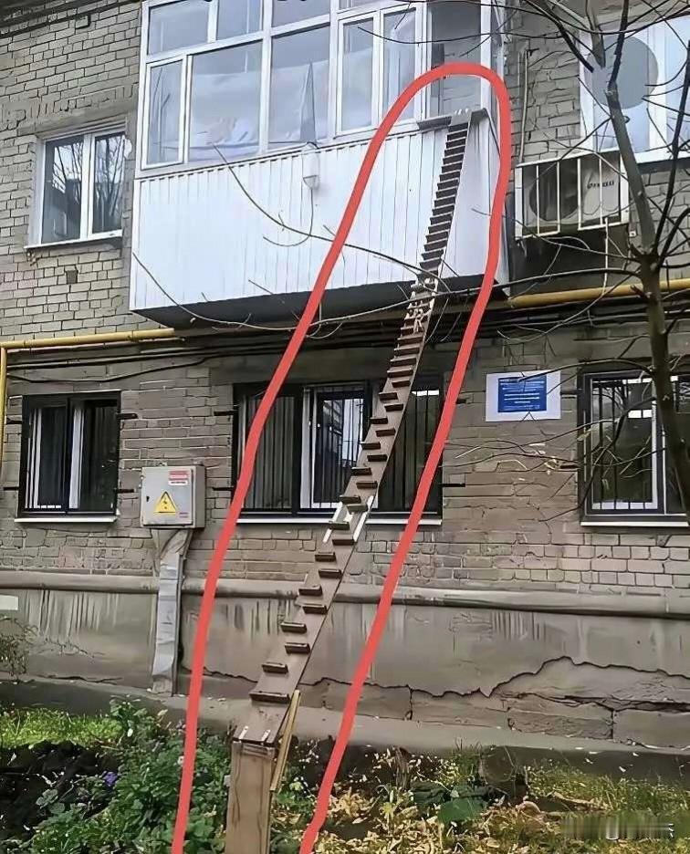 这是猫咪回家通道吧！否则还有什么作用？