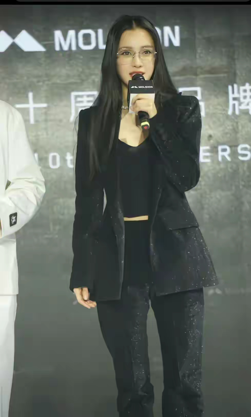 杨颖改头换面，让前夫黄晓明高攀不起了。如今的她，看了好几遍，才看出来这是杨颖，这