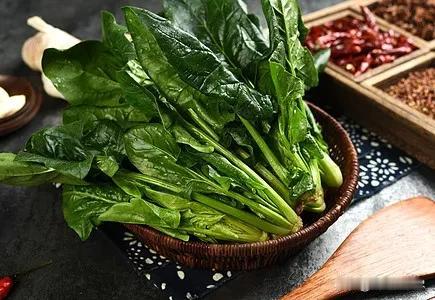 江苏昆山，男子花5.8元买了一把小菠菜，晚上发现装菜的塑料袋里有个金戒指，天降横