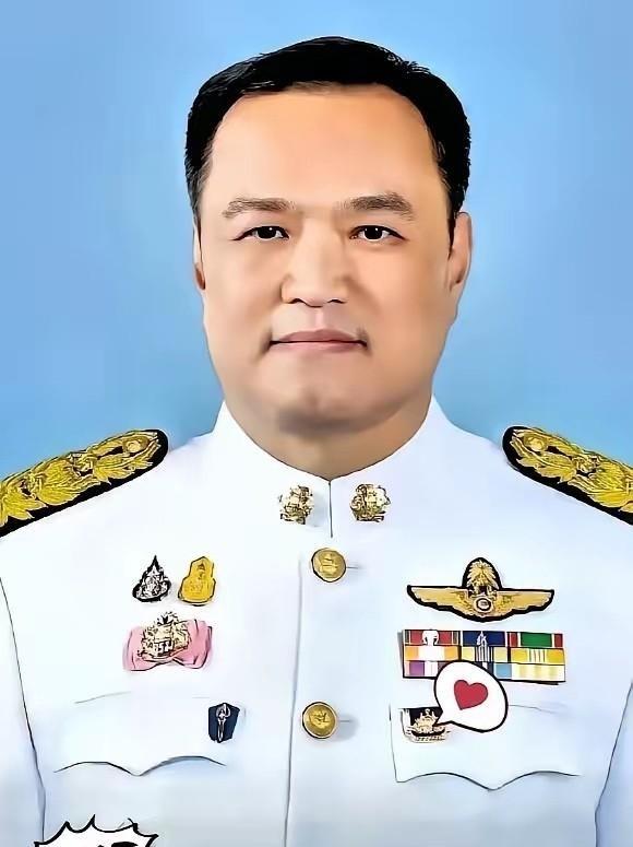 刚刚再次出任泰国总理的阿努廷，很快就用一个动作引爆舆论：他宣布把自己的座驾从劳斯