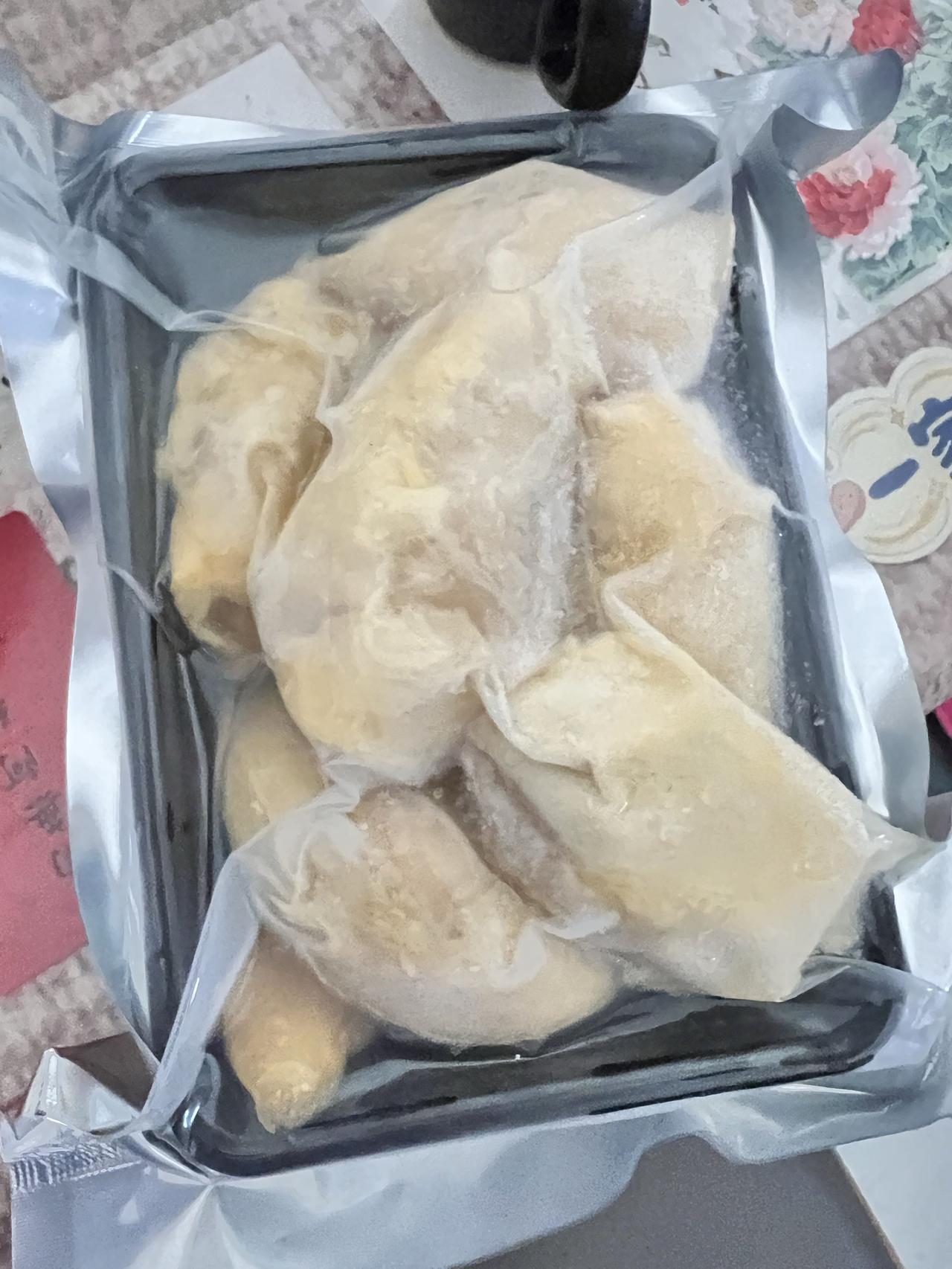 吃榴莲了
早上收到满大箱的冻榴莲，今天可以开吃了，不用解决直接空气炸锅叮下，外皮