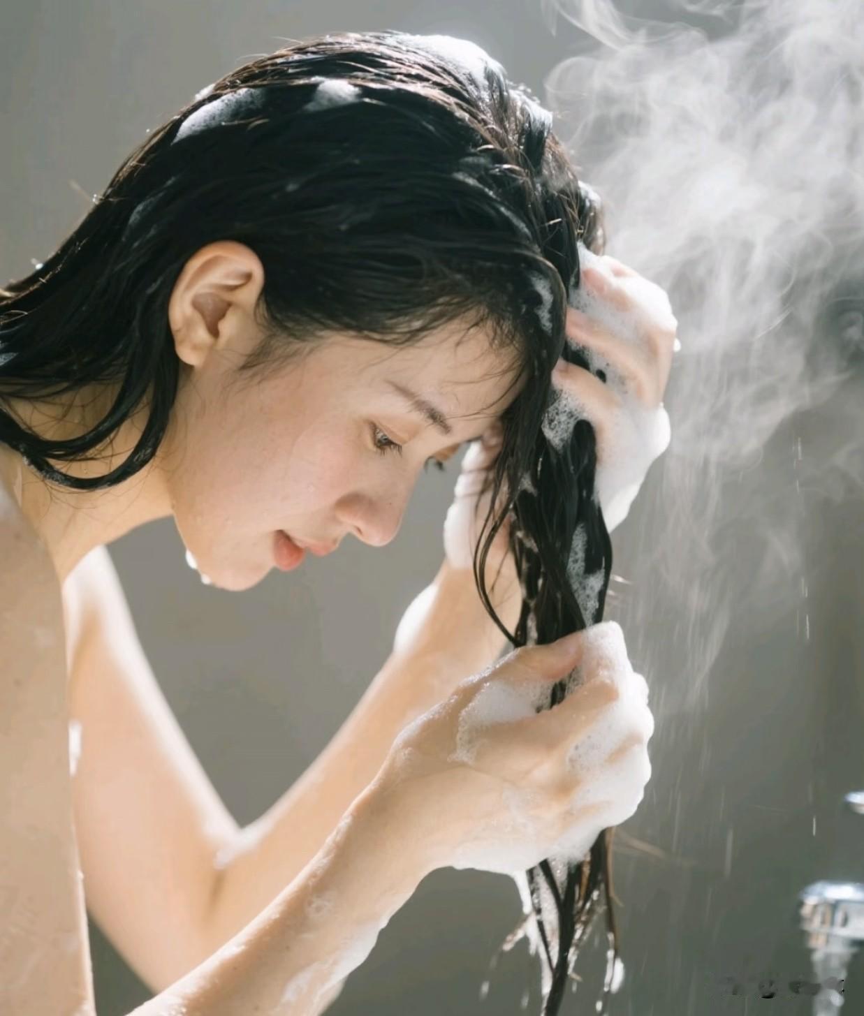 夏天该不该天天洗澡夏天不用死板地天天猛搓澡，分情况来更舒服。出汗多、户外干活或者