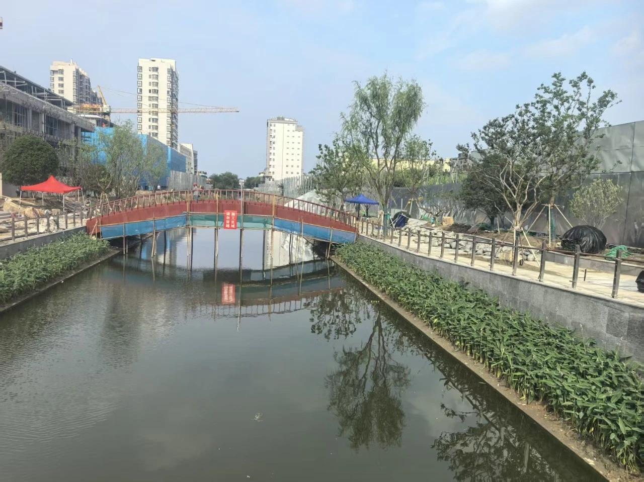 扬州这条河道上新建一座拱桥
7月2日，扬州市杨庄河中段改造工程正在施工，跨河小桥