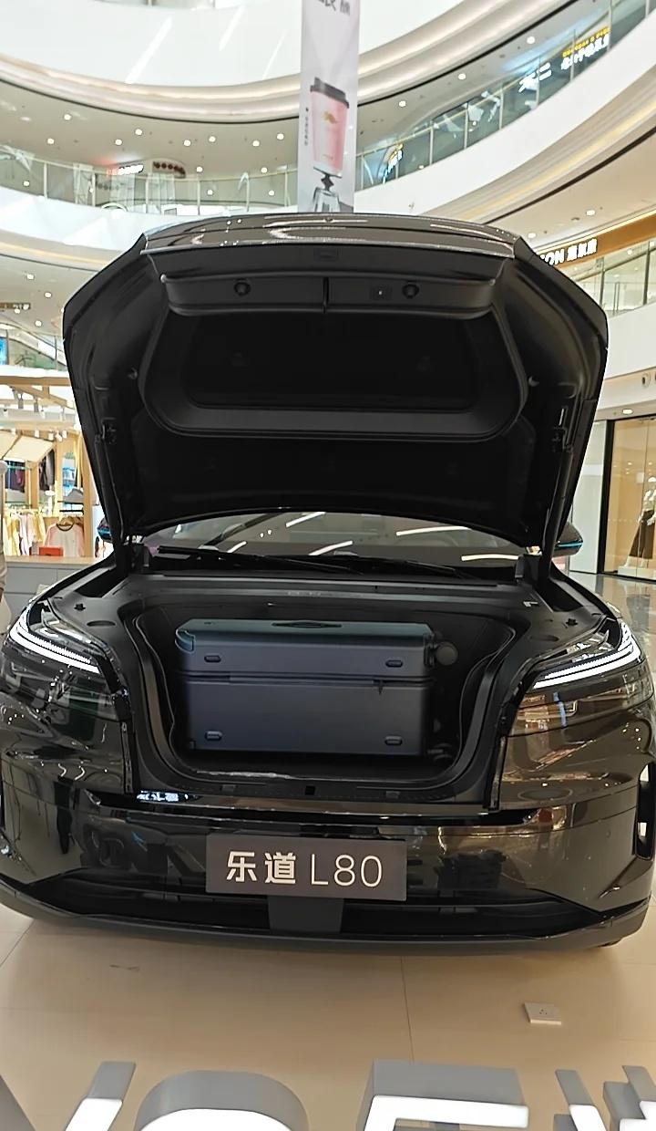 来，上乐道L80的后备箱
这前备箱，谁懂啊！
小狗露营神车，锁定乐道L80
26
