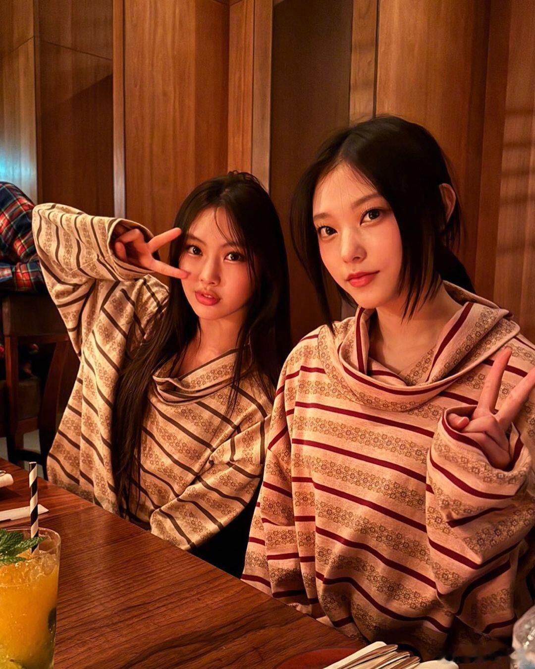 哥本哈根偶遇姜海琳李惠仁 网友哥本哈根逛街偶遇NewJeans的姜海琳和李惠仁！