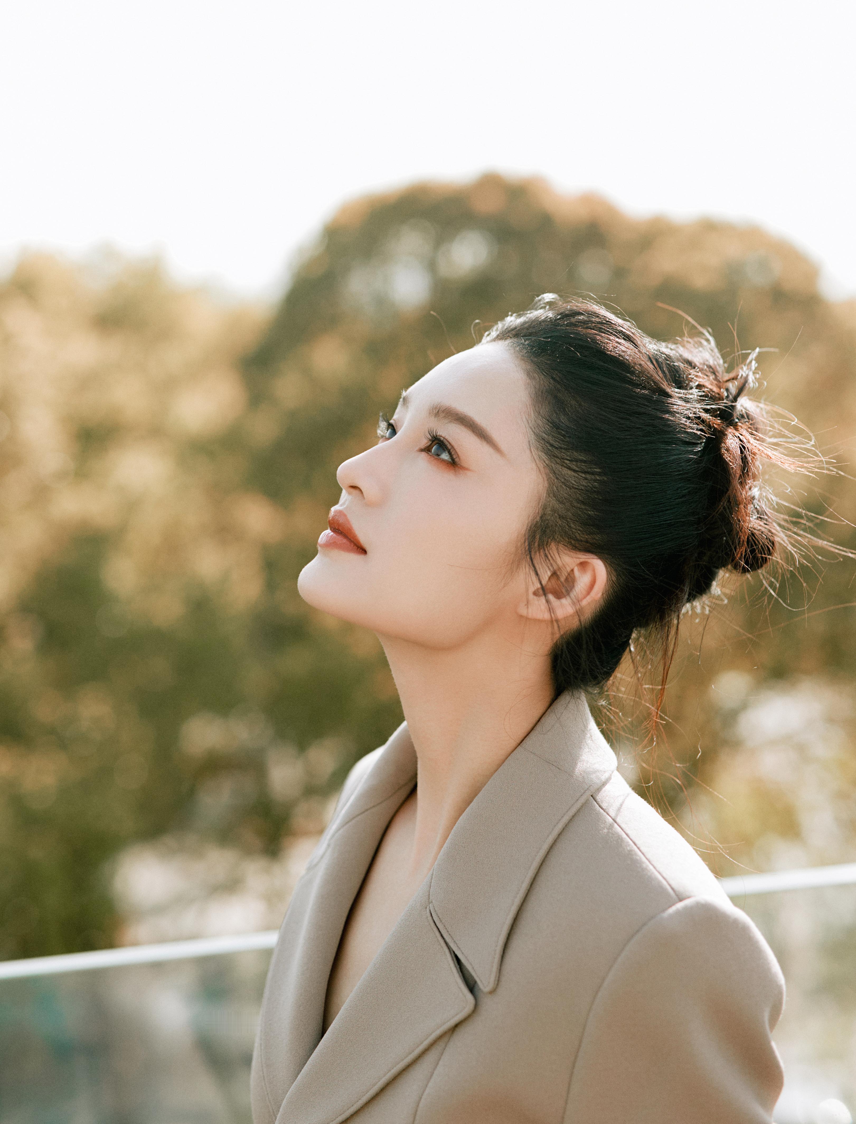 李沁 简约大气，干练利落。#李沁西装裙##李沁[超话]# ​​​