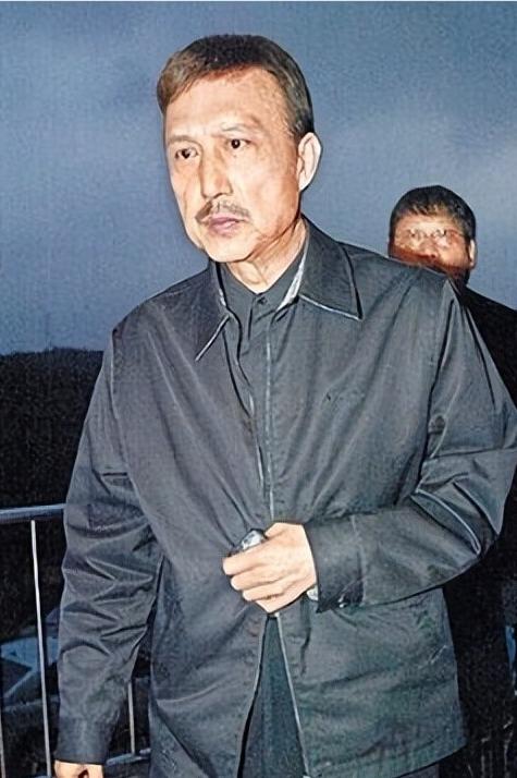 曾是一代歌王，却沦为人人喊打的台独分子，如今家破人亡下场凄凉
 

 
 
 