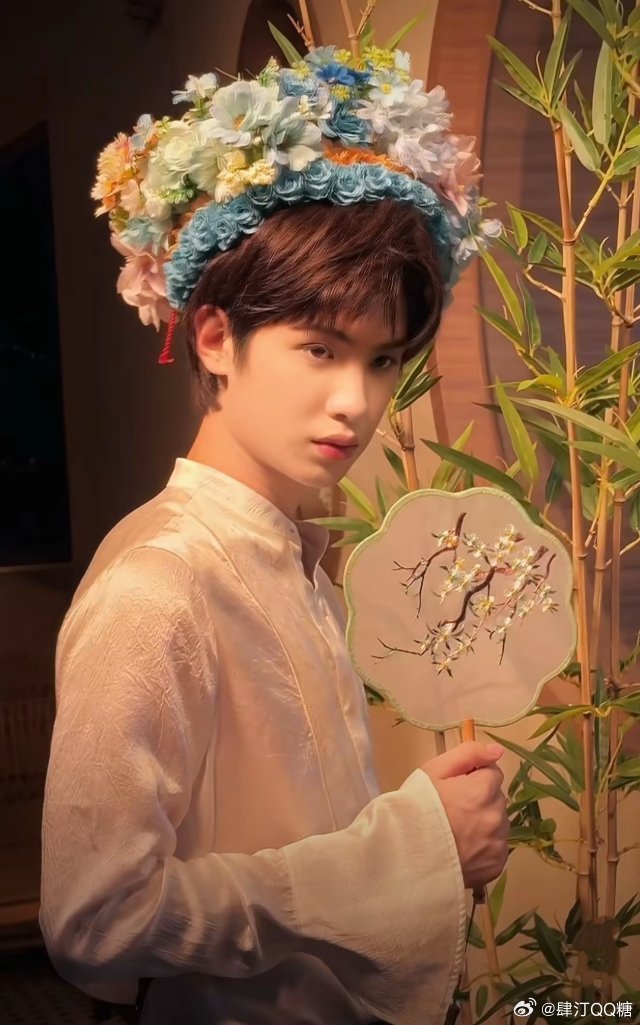 #黄明昊在水上吓出表情包# 黄明昊在水上的惊恐瞬间，被定格成了一个个搞笑的表情包