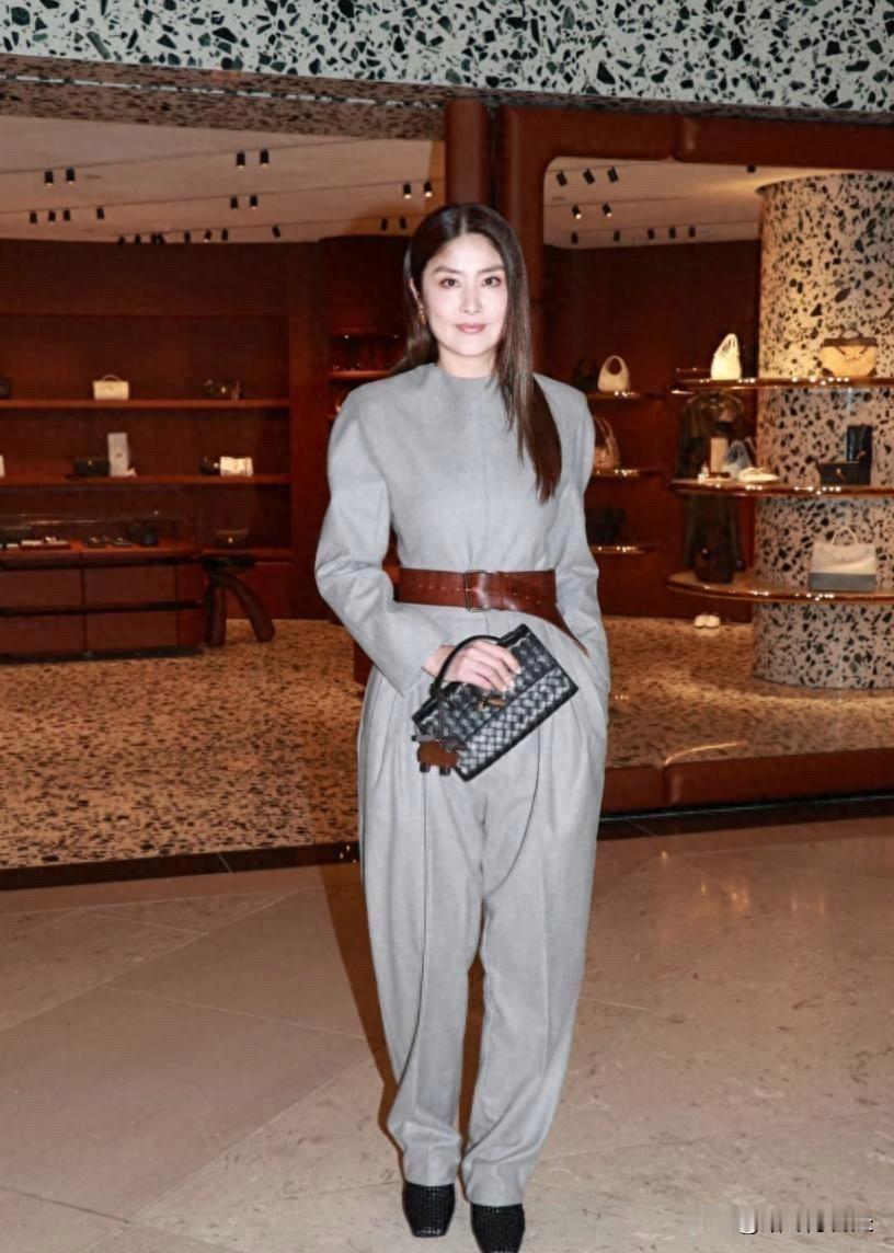 陈慧琳聊起大儿子，说要送他去国外读心理学。这小伙子17岁，身高就长到180了，长