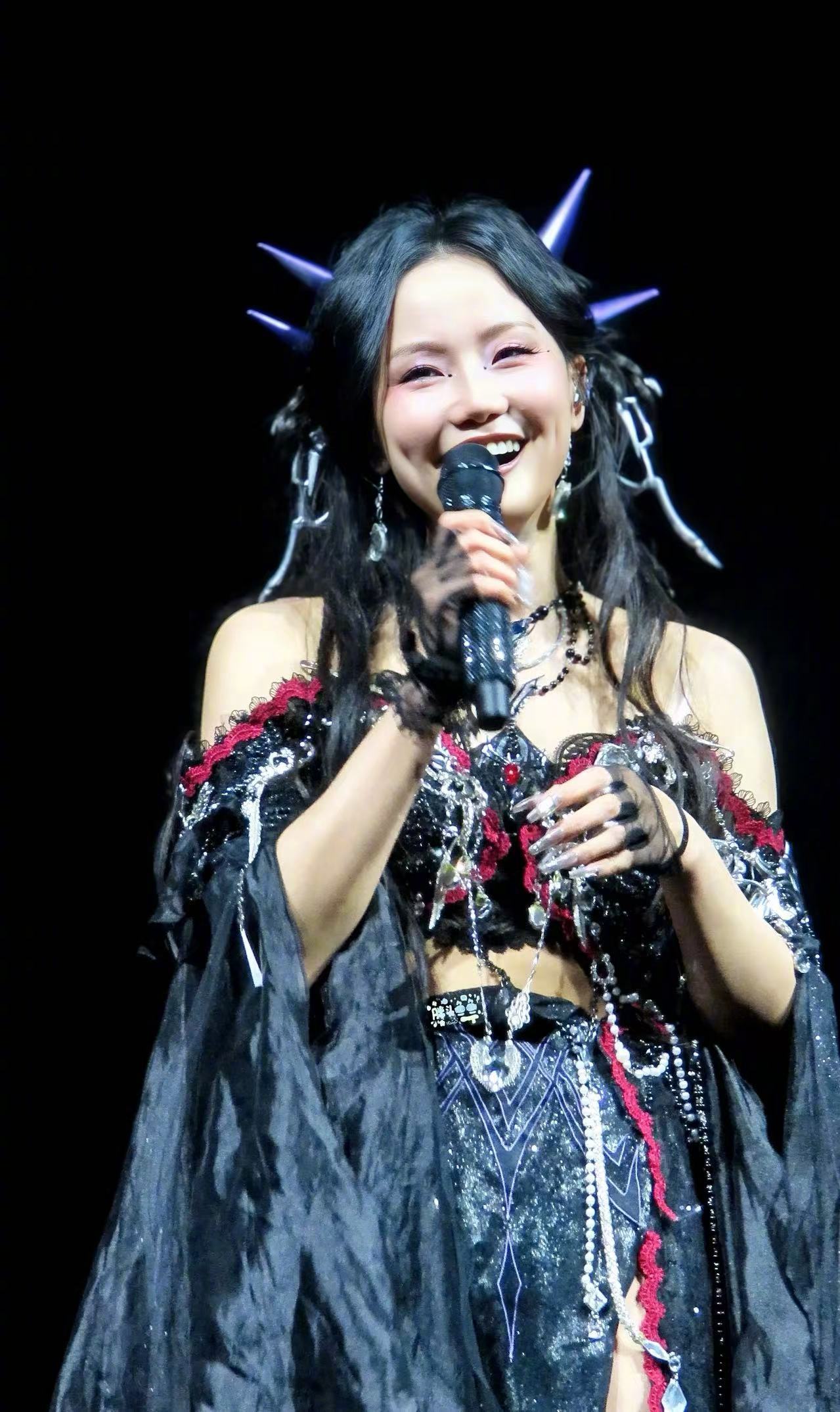 黄龄给蔡淇说对不起第一次见导师给选手说对不起 黄龄的温柔真的戳到我了。明明不是选