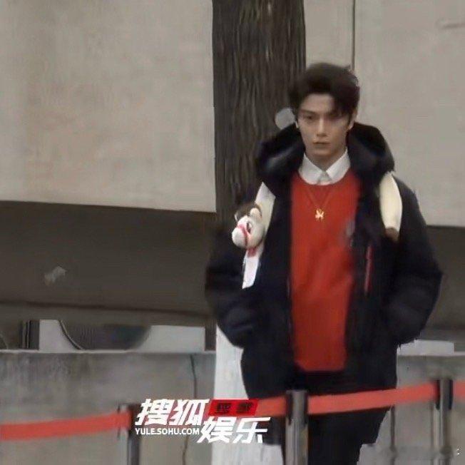 丁禹兮春晚联排穿红毛衣背小马包期待丁禹兮的春晚舞台 彩排顺利