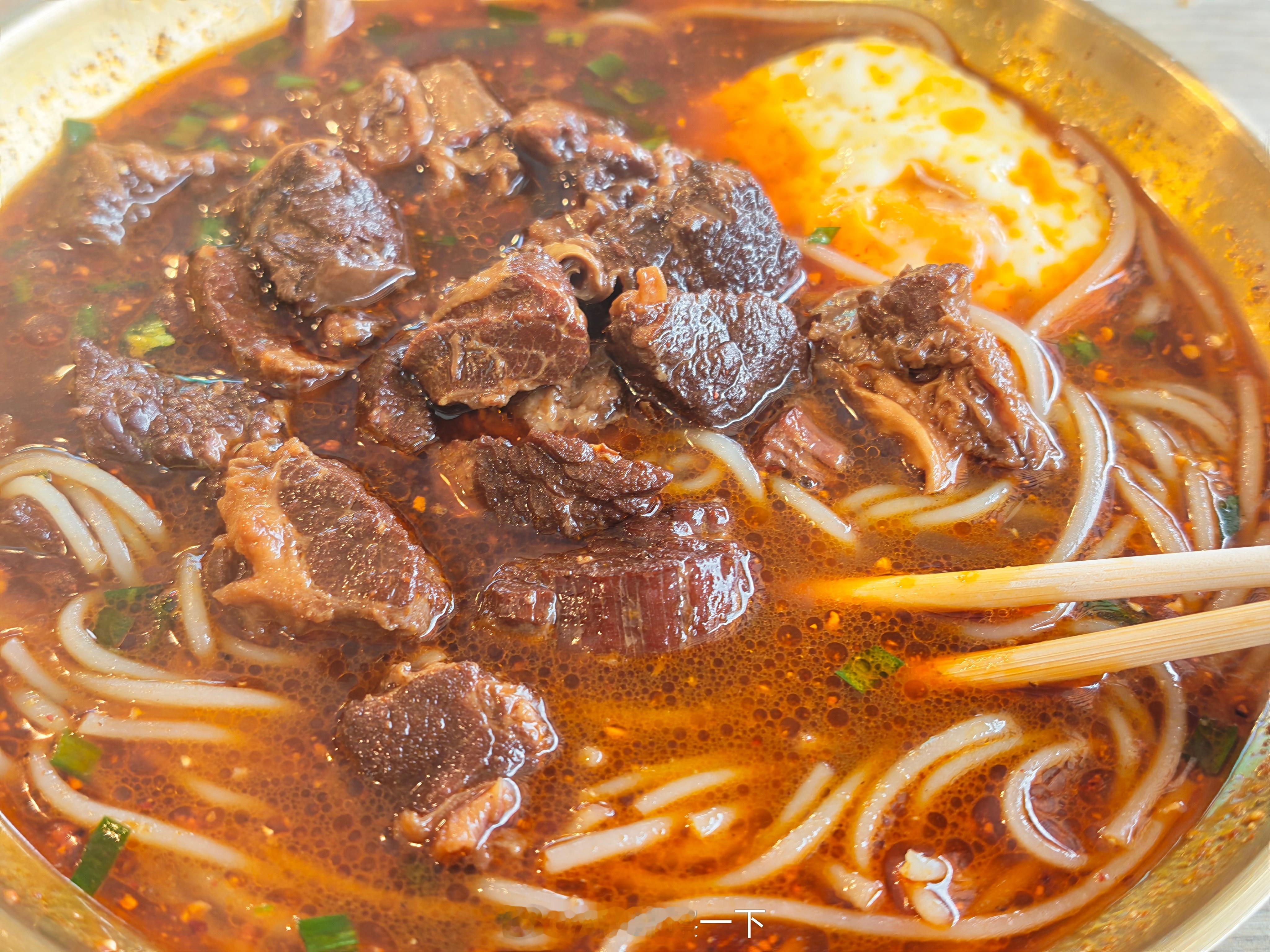 晚安朋友们，来看看丽江的边境牛肉米线，那天早上在黑龙潭出来吃的，出奇的好吃