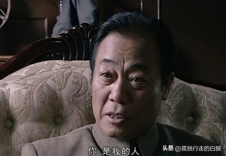 潜伏里站长吴敬中真是个好领导，李涯抽出了陆桥山关于天津站所有人的材料，和站长你一