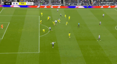 第12分钟，右路防守出现真空，好在巴恩斯的射门未能命中目标 ​​​