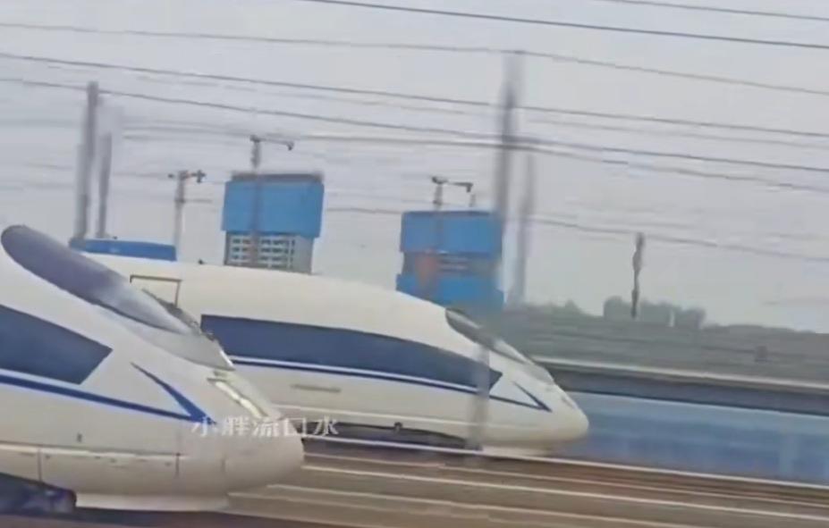两列高铁列车在飙车，当时速以300公里临近高铁枢纽时，在枢纽调度的指挥下，这个快