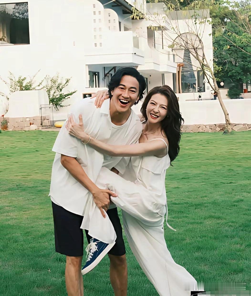 何润东和老婆的情侣写真太甜了！50岁的他和46岁的娇妻恩爱满分，老婆身材火辣状态