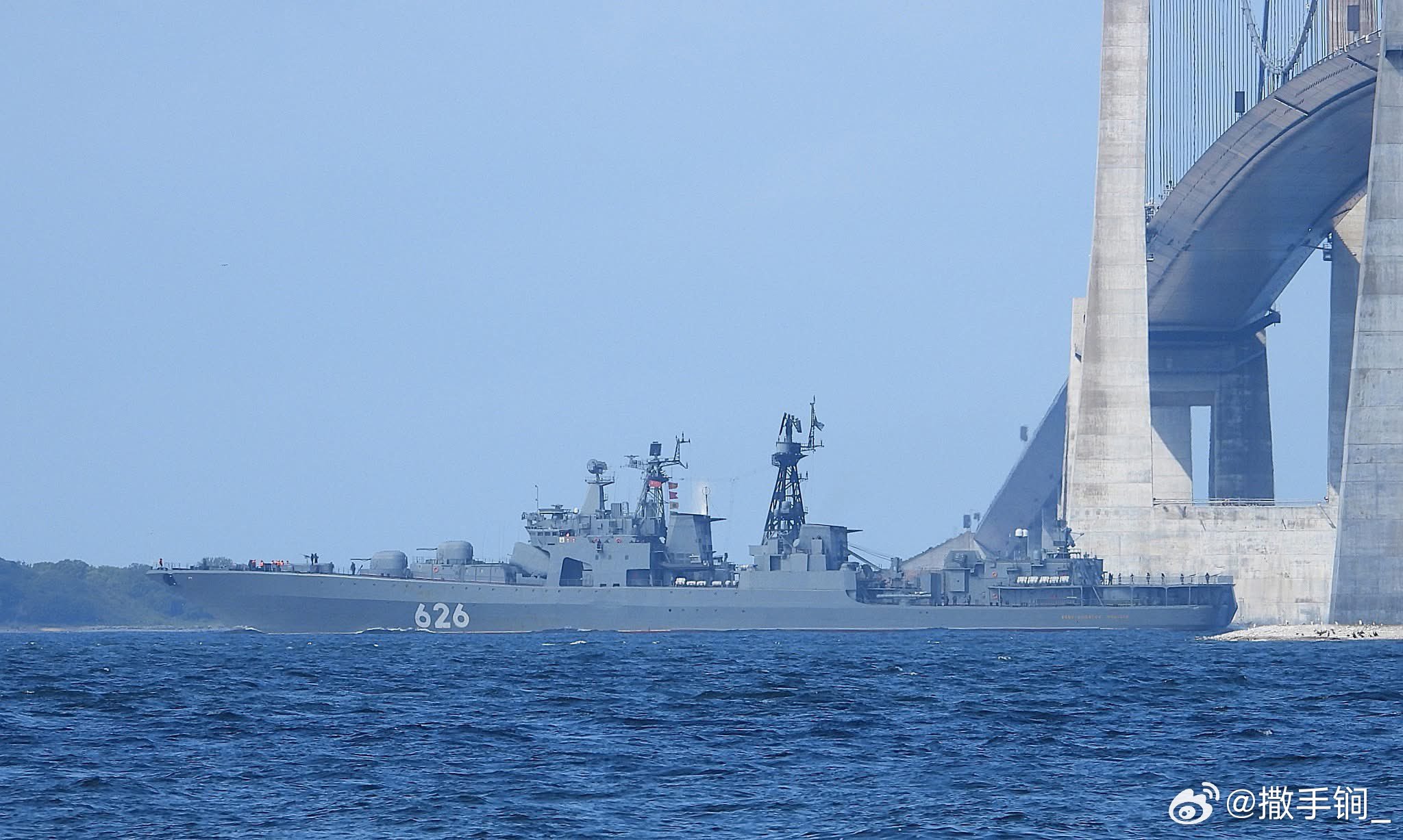 626“库拉科夫海军中将”号无畏级大型反潜舰昨天经丹麦水道由北海驶向波罗的海，显