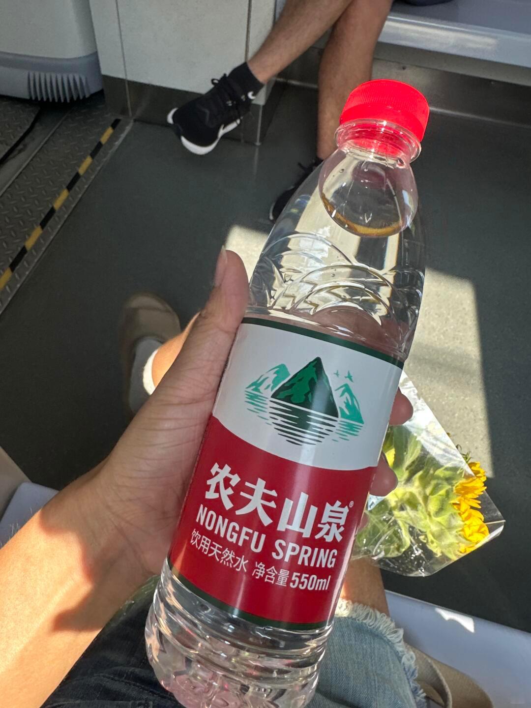 感觉真不值！
坐地铁忘记买水，就在候车厅农夫小柜里拿了一瓶水，标价3块钱。

付