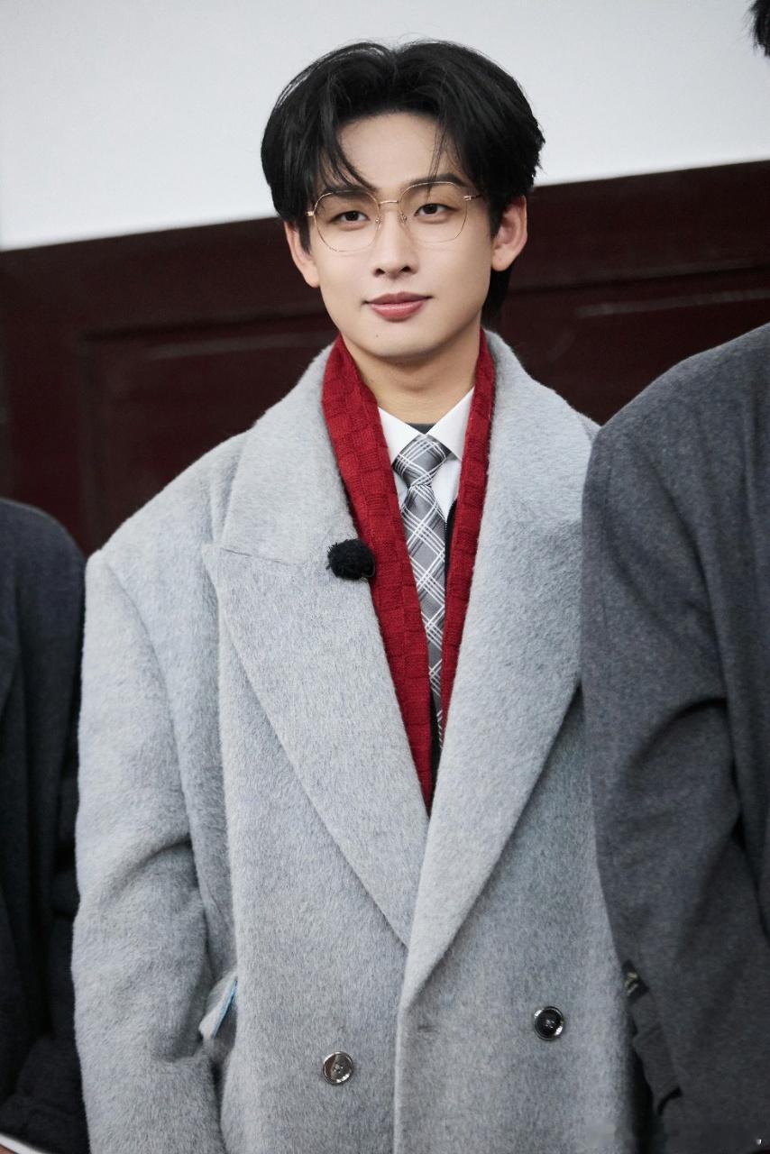 齐思钧出场有偶像剧那味了狠狠 get 到齐思钧的颜值了！大衣捧花造型绅士又帅气，