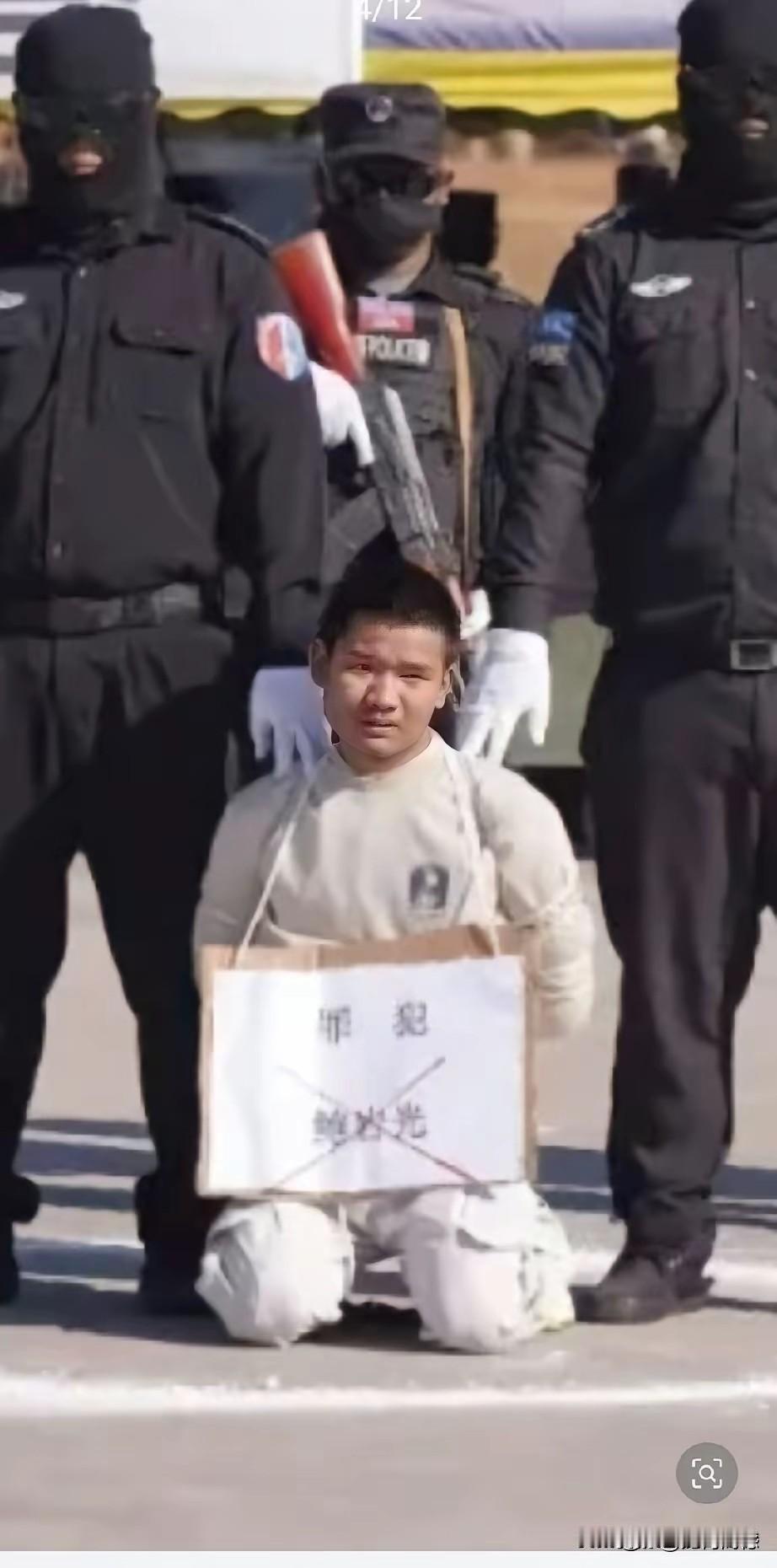 缅甸瓦邦对暴力犯罪分子的处决，是从严从重从快的，展现了他们的霹雳手段！地上跪着的