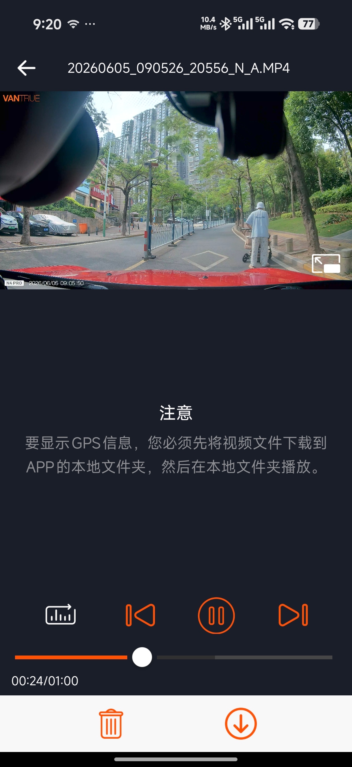 男的能不能不要日傻子啊？遇到个女的带着小孩在单行车道散步。