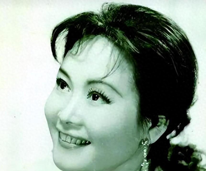 李谷一与肖劲光之子再婚，岳父到家中做客，肖劲光幽默称李谷一是他的保护伞
1956