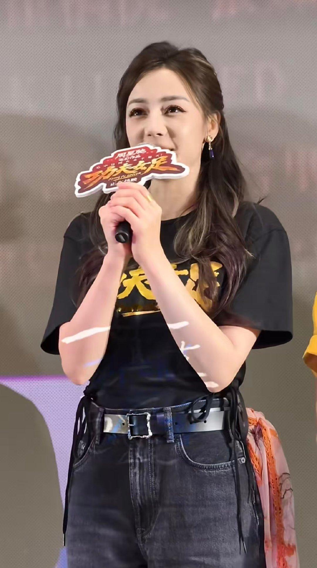 迪丽热巴杭州站路演状态阿姐状态怎么这么好🥹好俏皮的侧马尾卷发🥹 隔着屏幕都被