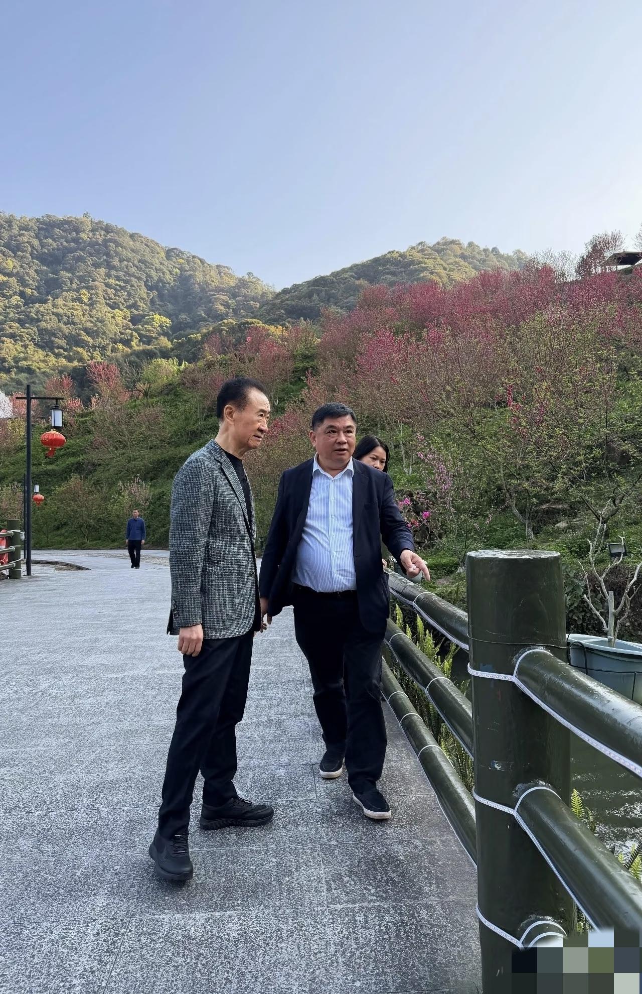 王健林越来越瘦了，也低调了，不敢带几十个保镖了！

3月13日，王健林现身福建的