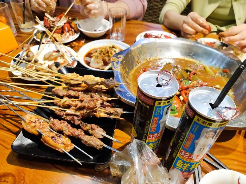 河南学生党太幸福了！在河南睢县，有个路边摊炒面只要3元一份，还带鸡蛋。老板是位善