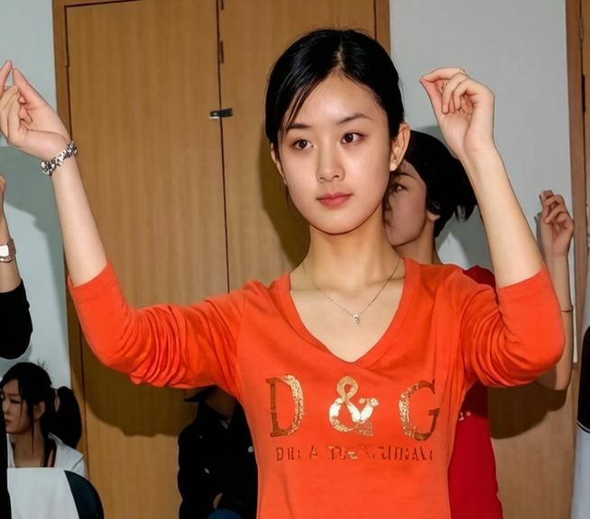 谁能料到，眼前这个认真练习形体的女孩，日后会成为家喻户晓的演员？
 
十七岁的赵
