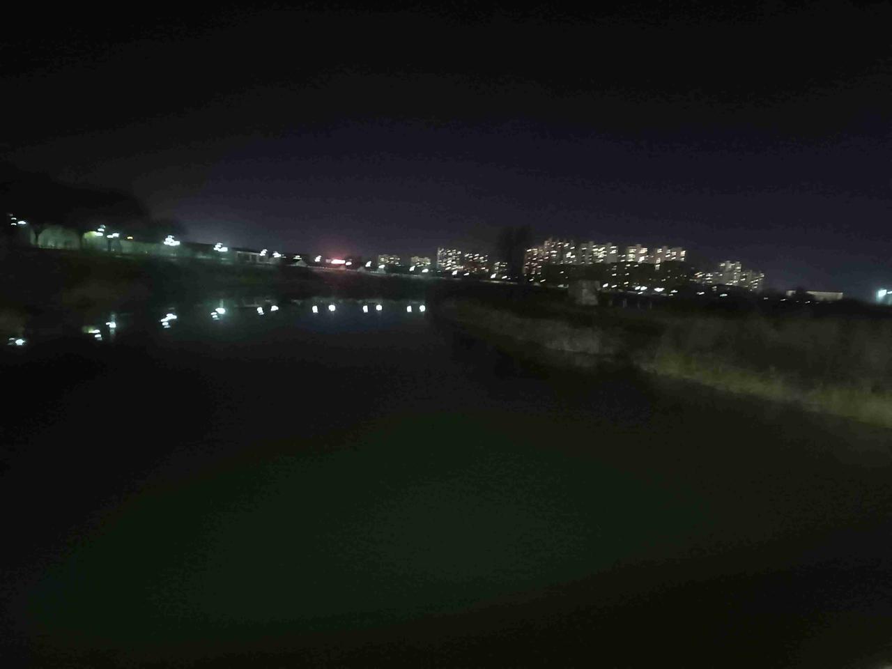 我的今日状态：💪🏻充满干劲
我这里的天气：☀️晴天
沿着运河堤顶路，绕了一圈