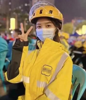 “脸都不要了！”上海，女子是00后女骑手，她给一20多岁男顾客送餐，对方看她长的