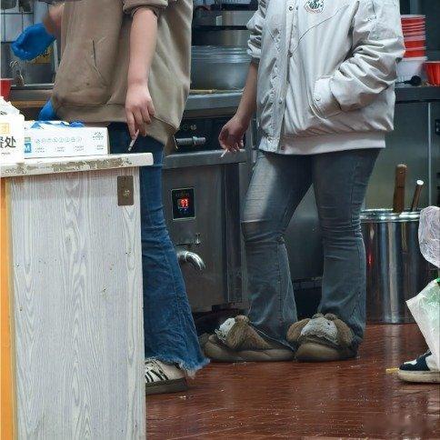 在长沙一家刘文祥麻辣烫饭店，3名员工在后厨抽烟并吐槽3·15，称“不查源头厂家查